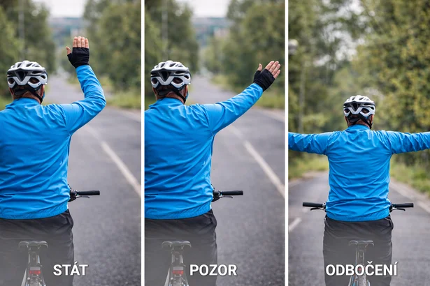 Skupina seniorů na kolech ukazující ruční signály na cyklostezce