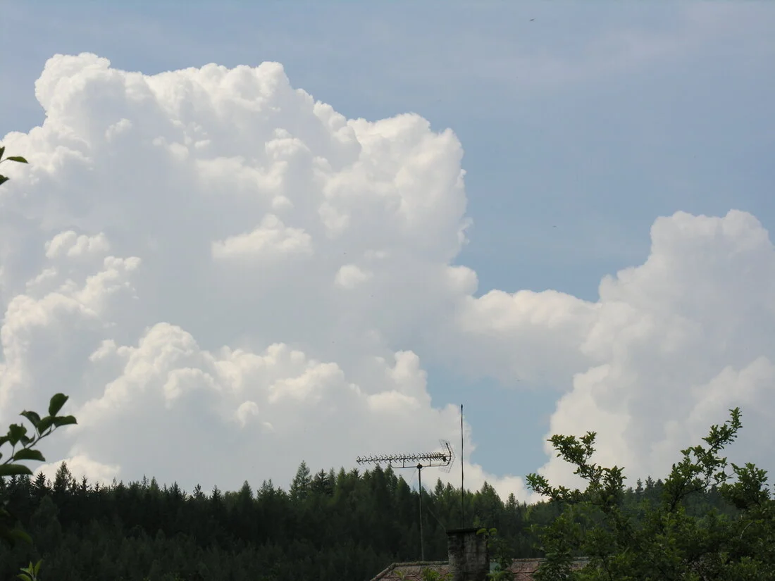 Cyklista ukazuje ruční signál při jízdě ve skupině