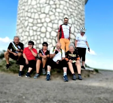 Skupinová fotka usměvavých seniorů s koly