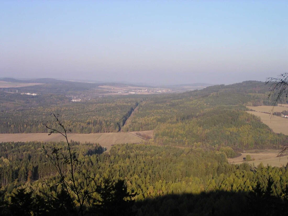 Cyklisté na šotolinové cestě v brdském lese